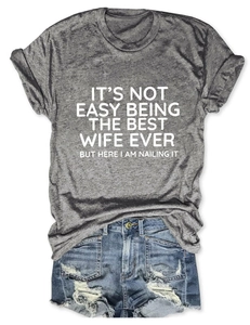 T-shirt grigia con scritta e pantaloncini di denim sfrangiati su sfondo bianco