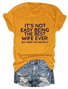 Dettaglio della t-shirt giallo senape con slogan e pantaloncini in denim sfrangiati