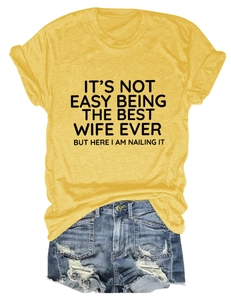 Vista piatta di maglietta giallo senape con slogan nero e pantaloncini di jeans strappati