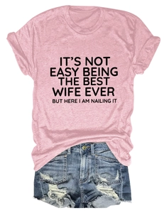 Dettaglio della T-shirt rosa con slogan nero e trama dei pantaloncini in denim usurati