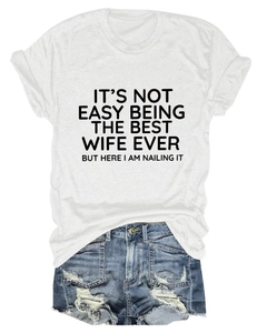 T-shirt bianca con scritte e pantaloncini di jeans blu strappati con bordi sfrangiati