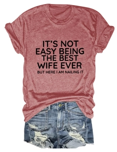 Dettaglio di t-shirt bordeaux con slogan e pantaloncini in denim usurati per un look casual