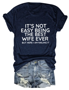 Dettaglio della T-shirt girocollo blu navy con scritte e pantaloncini di jeans strappati