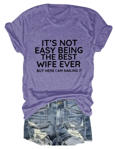 T-shirt viola con scritte e pantaloncini di jeans blu strappati in posa piatta