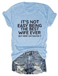 T-shirt azzurra con citazione divertente e shorts in denim effetto consumato per l'estate