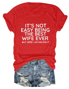 T-shirt rossa girocollo con slogan e pantaloncini in denim blu consumato