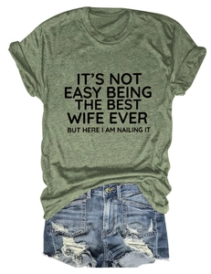 Completo con t-shirt verde erba con scritta e pantaloncini di denim consumati