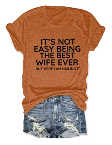 Dettaglio della maglietta girocollo con slogan e degli shorts in denim strappati da donna
