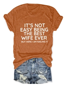 T-shirt arancione a girocollo con scritta e pantaloncini in denim stile vintage