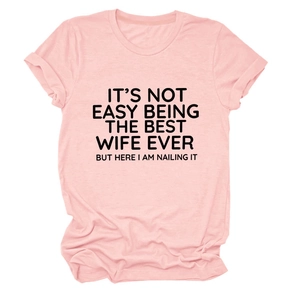 Dettaglio della maglietta rosa a girocollo con la scritta It's Not Easy Being The Best Wife Ever