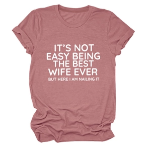 Dettaglio della t-shirt rosa polvere con scritta stampata e maniche risvoltate in stile casual
