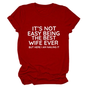 T-shirt da donna in cotone rosso scuro con scritta bianca 'Best Wife Ever' su fondo bianco