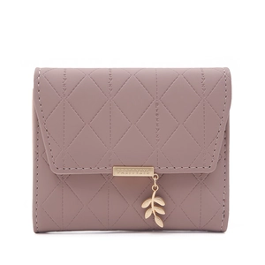 Détail du pendentif feuille et coutures losanges sur portefeuille court mauve