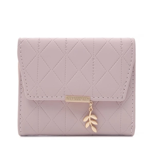 Détail du portefeuille matelassé lilas en similicuir avec pendentif feuille dorée