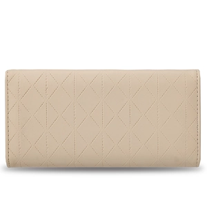 Dettaglio del portafoglio lungo beige con trapuntatura a rombi e scritta PRETTYZYS