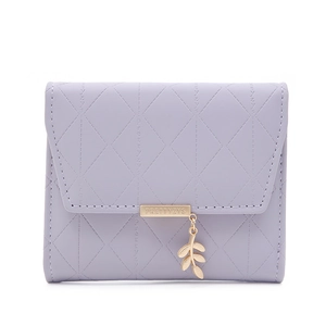 Détail du portefeuille matelassé violet avec pendentif feuille et barre PRETTYZYS