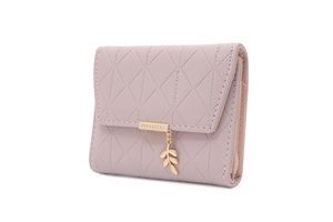 Détail du portefeuille rose en cuir PU surpiqué avec pendentif feuille et boucle dorée