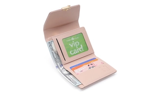 Détail intérieur du portefeuille rose à trois volets en simili cuir avec fentes pour cartes