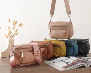 Gros plan sur les sacs bandoulière en cuir PU grainé avec fermetures éclair dorées chic