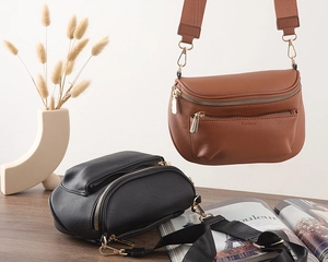 Gros plan de sacs bandoulière en cuir grainé marron et noir avec sangle en nylon