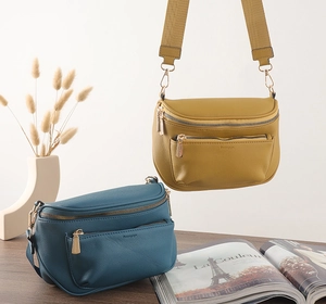Détail de sacs bandoulière en cuir PU à fermetures éclair avec large sangle réglable