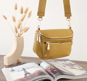 Vue détaillée du sac bandoulière en cuir PU jaune moutarde avec fermetures éclair dorées