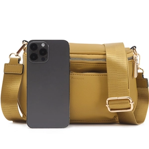 Comparaison de taille du sac bandoulière avec un smartphone montrant les dimensions