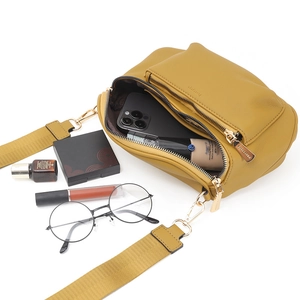 Détail du sac bandoulière jaune gingembre avec double fermeture éclair et simili cuir