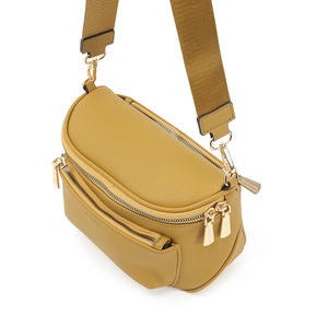 Vue détaillée du sac bandoulière jaune moutarde en cuir avec large sangle en nylon