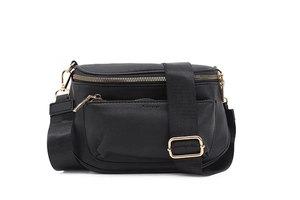 Détail du sac bandoulière en cuir grainé noir avec fermetures éclair dorées