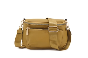 Détail du sac bandoulière jaune moutarde en cuir PU avec double zip et large sangle