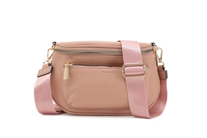 Détail du sac banane en similicuir rose avec zip doré et bandoulière tissée réglable