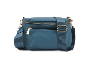 Détail du sac bandoulière en similicuir bleu sarcelle avec zips et sangle réglable