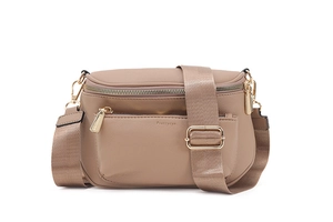 Gros plan du sac bandoulière Prettyzys moka en cuir PU avec grain galet et fermetures éclair