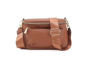 Détail du sac bandoulière en cuir PU marron avec texture litchi et zips dorés