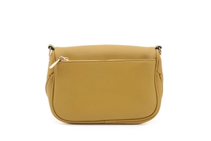 Détail macro de la poche arrière zippée dorée sur le sac bandoulière jaune gingembre