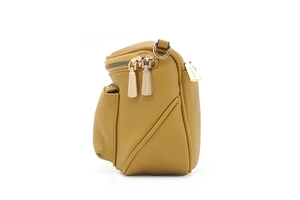 Vue latérale du sac bandoulière en PU jaune moutarde avec zips dorés et texture grainée