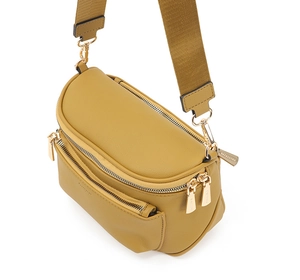 Détail du sac bandoulière jaune moutarde montrant le grain litchi et ferrures dorées