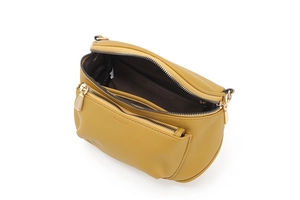 Vue détaillée du sac bandoulière en similicuir jaune moutarde avec fermeture éclair