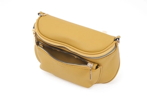 Vue détaillée du sac bandoulière jaune moutarde en cuir PU avec compartiments internes