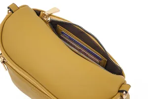 Détail intérieur du sac bandoulière en PU jaune moutarde avec doublure et fentes