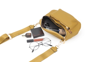 Vue détaillée du sac bandoulière jaune gingembre montrant sa capacité de rangement interne