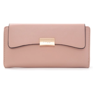 Détail du portefeuille long rose avec boucle dorée et texture fine en similicuir