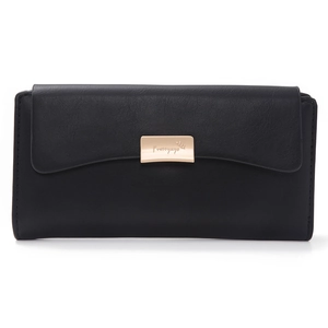 Gros plan du portefeuille long noir avec texture cuir et plaque métallique dorée