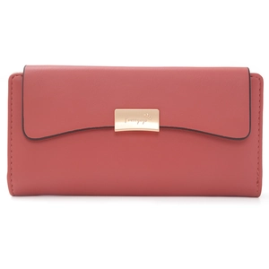 Détail du portefeuille en cuir rose poudré avec fermoir en métal doré gravé rectangulaire