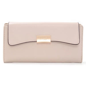 Vue détaillée du portefeuille long beige avec plaque dorée et finitions de couture