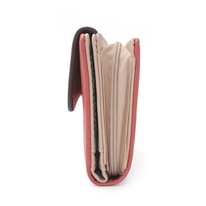 Vue détaillée du portefeuille en cuir rose avec emplacements cartes et compartiment zippé