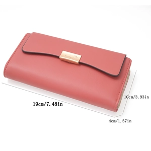 Détail d'un long portefeuille rose avec boucle dorée et dimensions 19x10x4cm