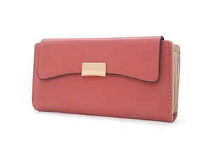 Vue détaillée d'un portefeuille en cuir rose corail avec plaque dorée et zip