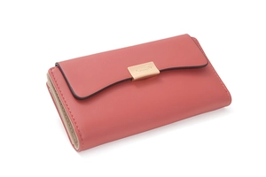 Détail du portefeuille long rouge corail avec boucle dorée et compartiments multicouches
